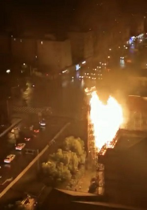 上海長寧區(qū)天山支路一居民樓的腳手架突然起火